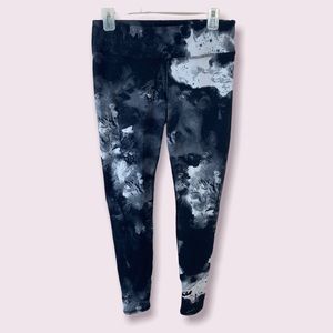 Alo Yoga Airbrush Tie Dye Cloud Marble  Black and White leggings